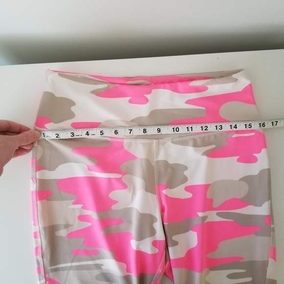 Crown & Ivy Pink/Tan Camo Print Activewear Leggings Size M - Picture 2 of 10